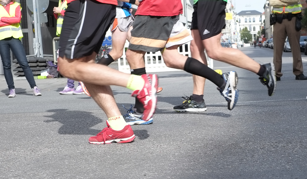 sport photography - sport photographer - image of the three runners feet in sync