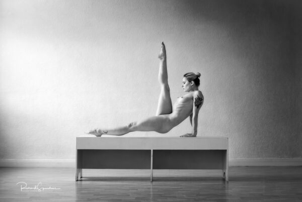 Fine Art Nude Photography - Fine Art Nude Photographer - artistic nude image of model pippa doll using a a bench to make a strong vertical leg point