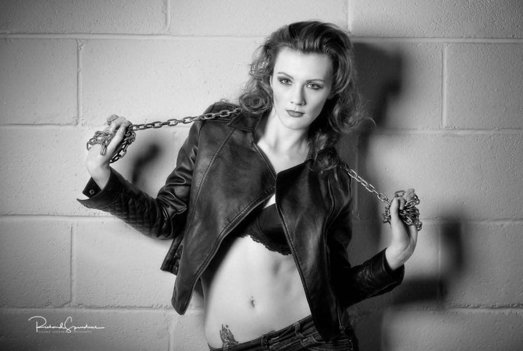 portait photography - portrait photographer - model wearing a leather jacket and hold a chain across her shoulder