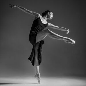 Dance Photography- Dance Photographer - dancer Erica M on a single pointe holding a dynamic dance shape