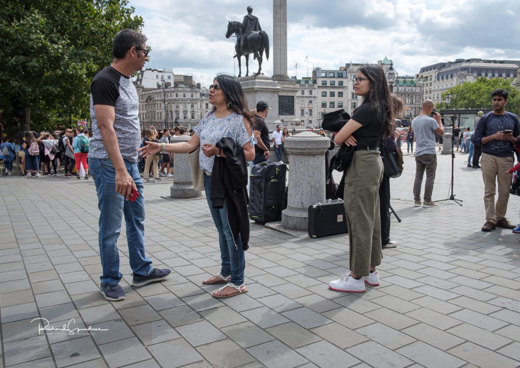 street photography - street photographer - trafalgar square people interacting