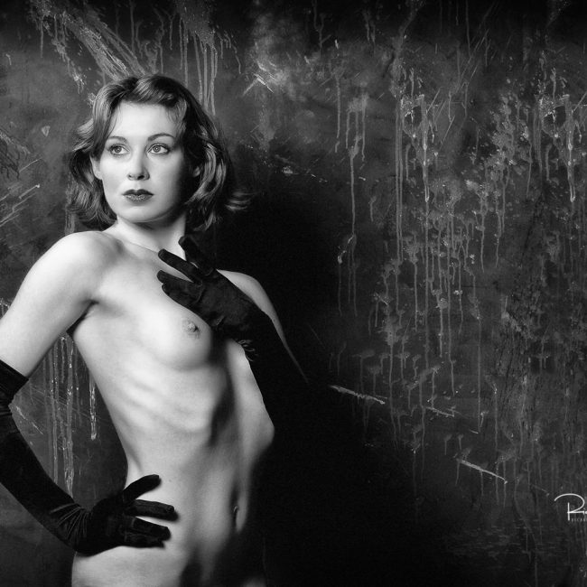 artristc nude photograher - artristc nude Phtography - monochrome image of the model wearing just black gloves