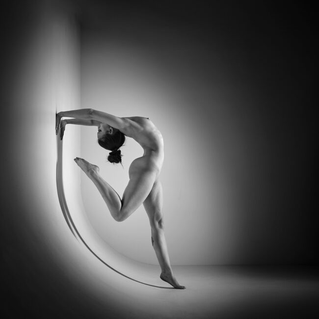 artistic nude photography- artistic nude photographer - model making a back bend against the wall curve
