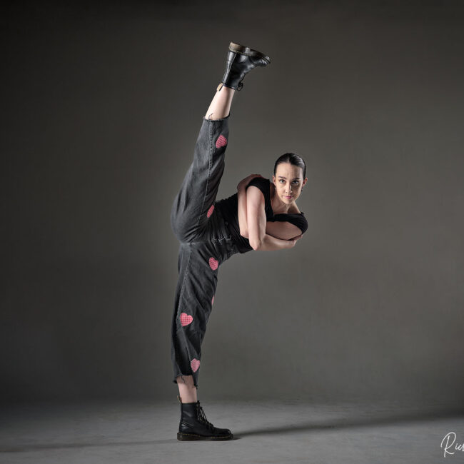 dance photographer - dance photography - contemporary dancer with a vertical lifted leg and arms folded