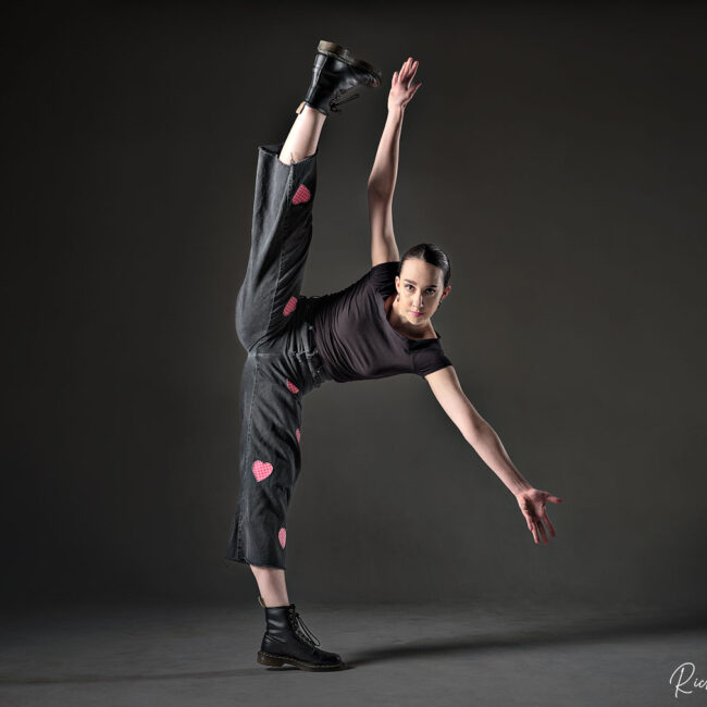 dance photographer - dance photography - contemporary dancer with a vertical lifted leg and arms extended to match the leg shapes