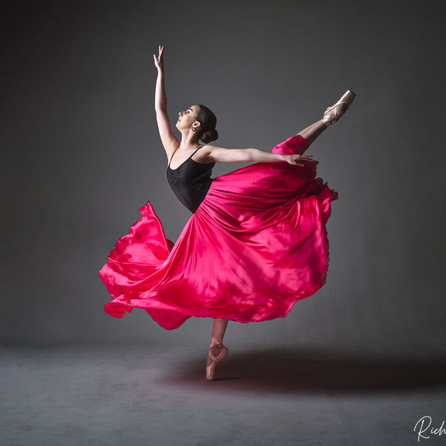 dance photographer - dance photography - dancer on single pointe with flowing red skirt